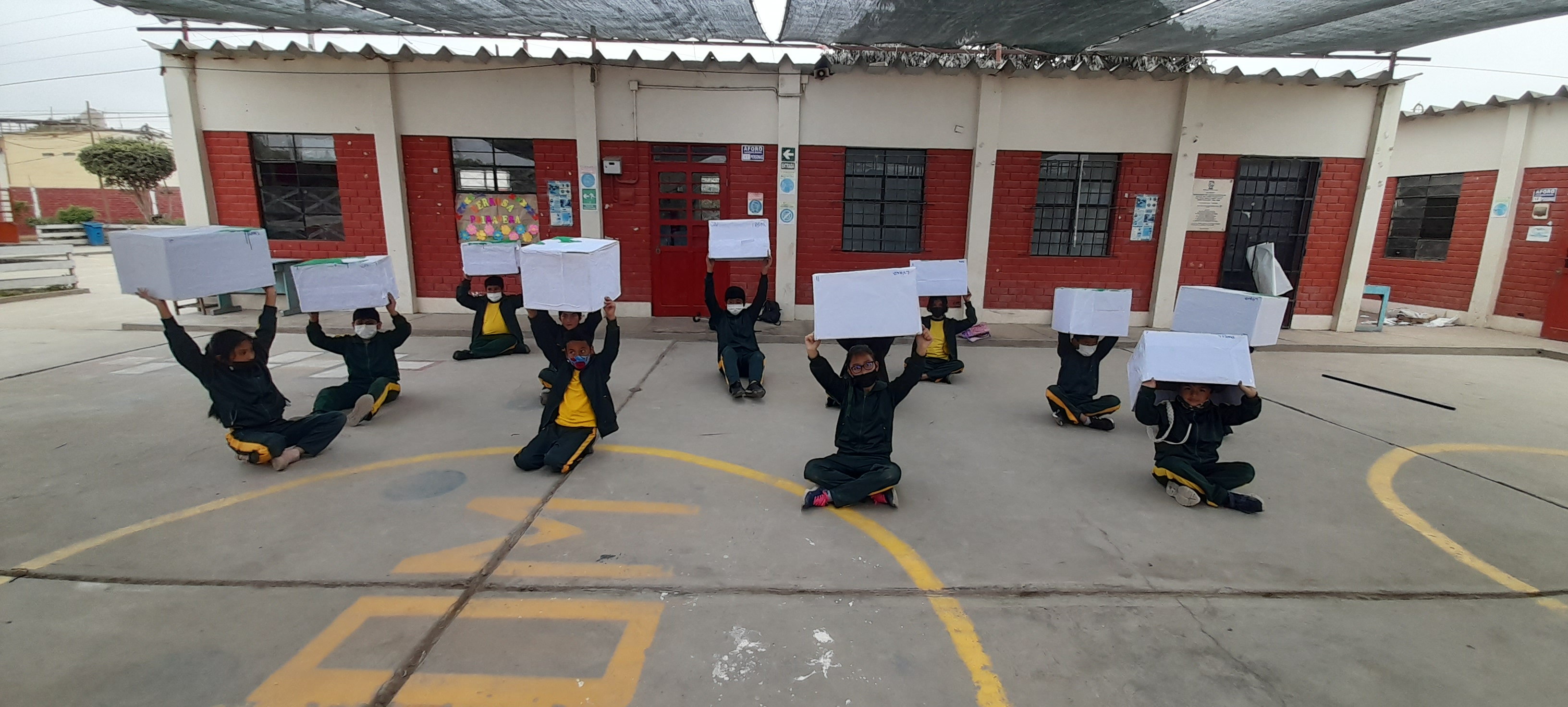 Estudiantes de la I.E. Ramiro Priale de Lurín, ensayando en la obra “Respira” para el XIX Interescolar de arte en el patio de su colegio, 12/10/2022.