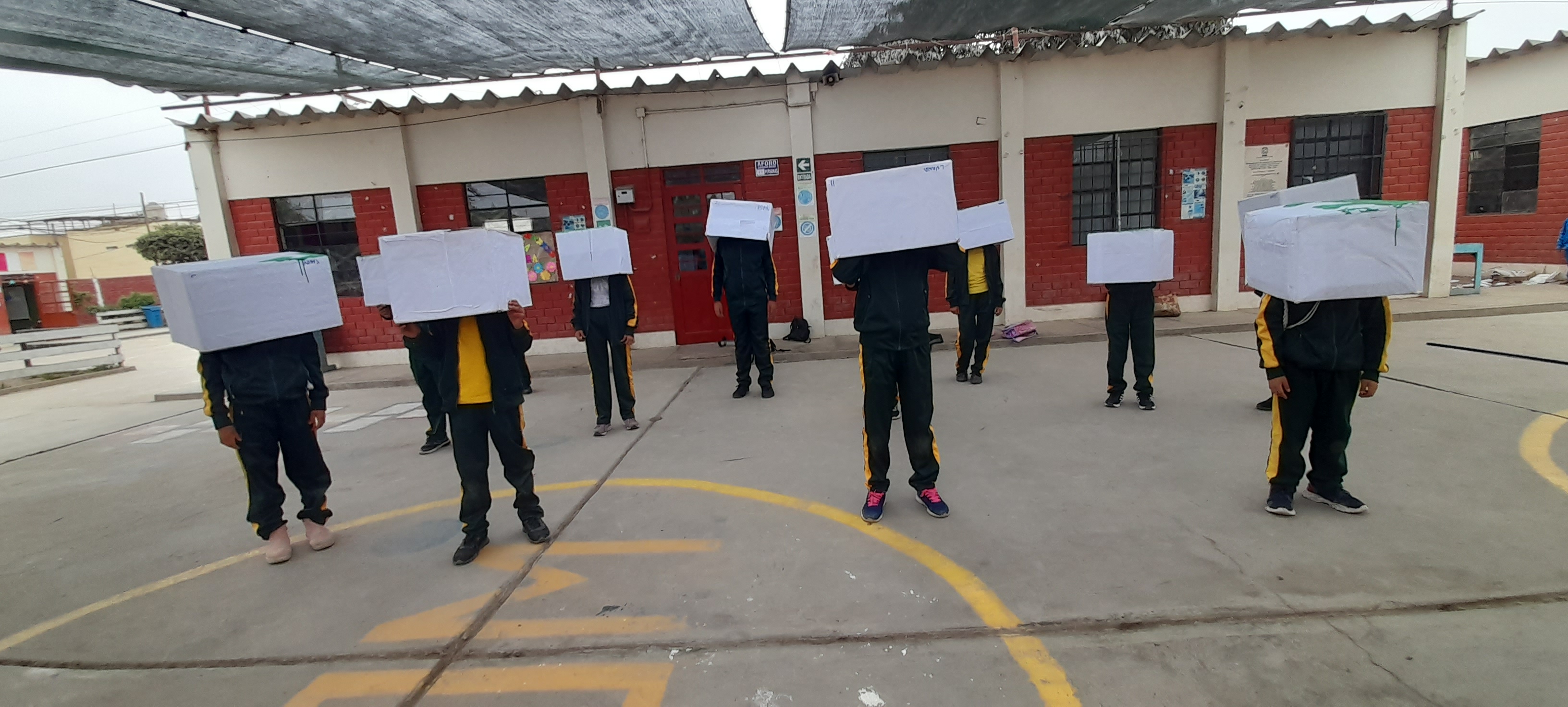 Estudiantes de la I.E. Ramiro Priale de Lurín, ensayando en la obra “Respira” para el XIX Interescolar de arte en el patio de su colegio, 12/10/2022.